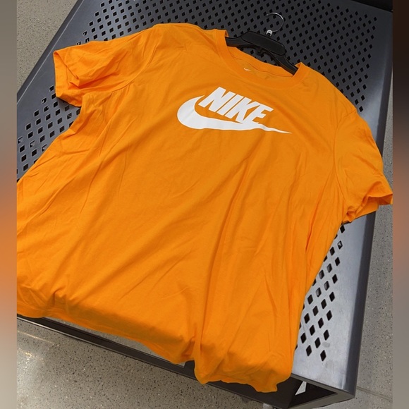 Nike Tshirt - Picture 2 of 3